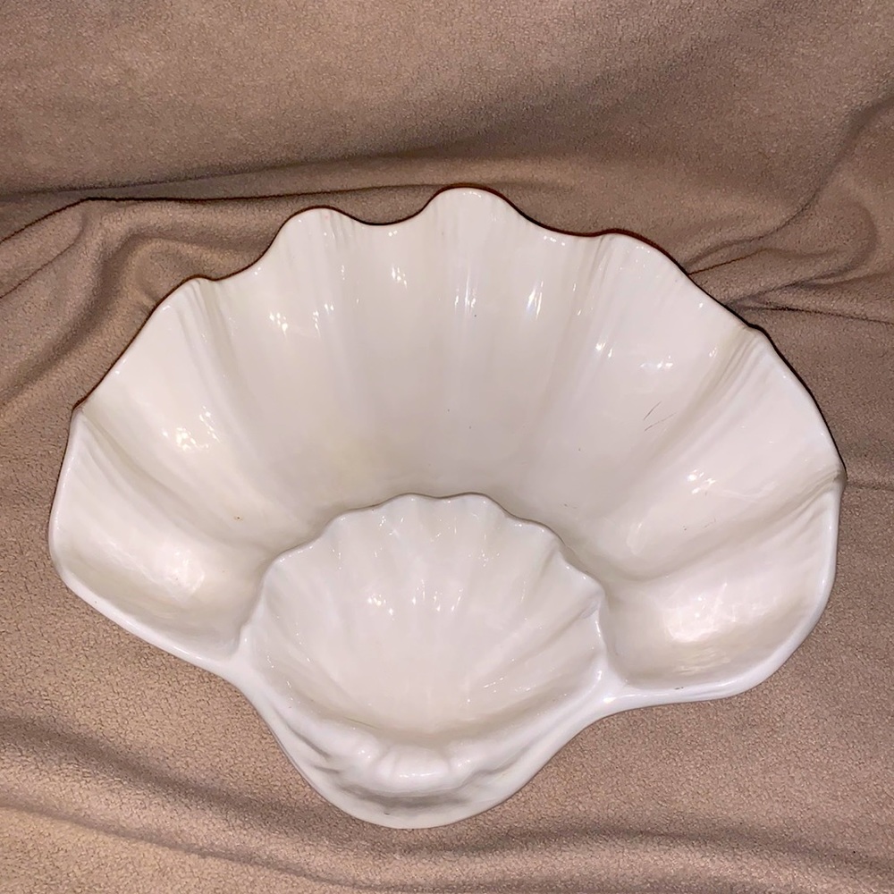Potpourri / Trinket / Soap shell dish